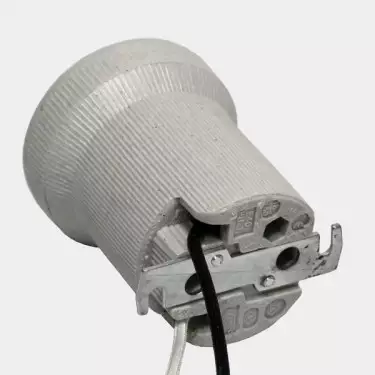 Ceramic socket for reflector