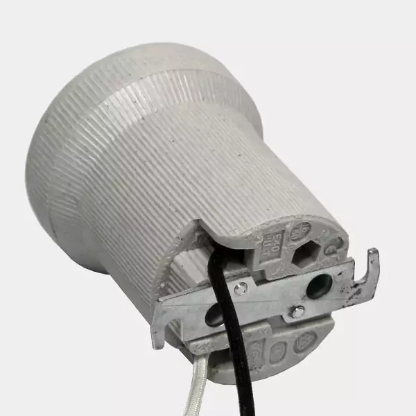 Ceramic socket for reflector