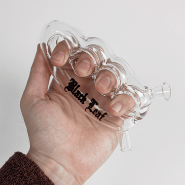 Pipa Pura Black Leaf Knuckle Duster pipa en mano
