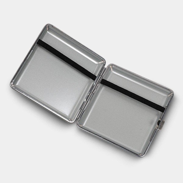 Pitillera Rosa de Metal abierta