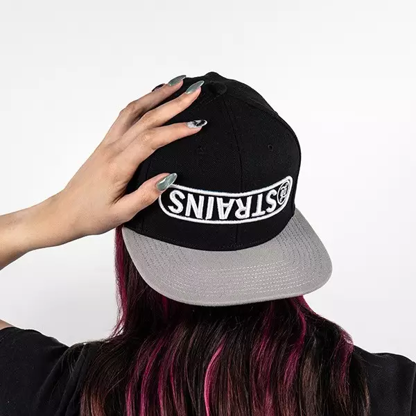 Gorra GB Strains (Edición Limitada) parte trasera con modelo