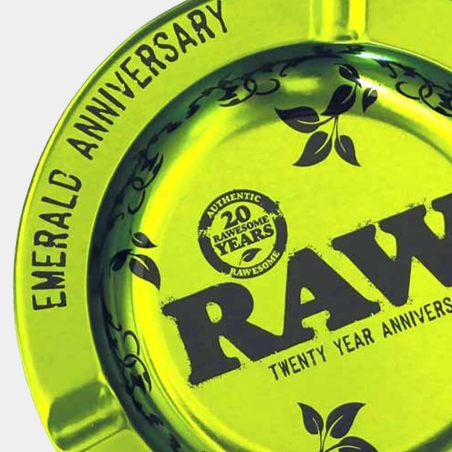 Cenicero Raw Metal Emerald foto de cerca
