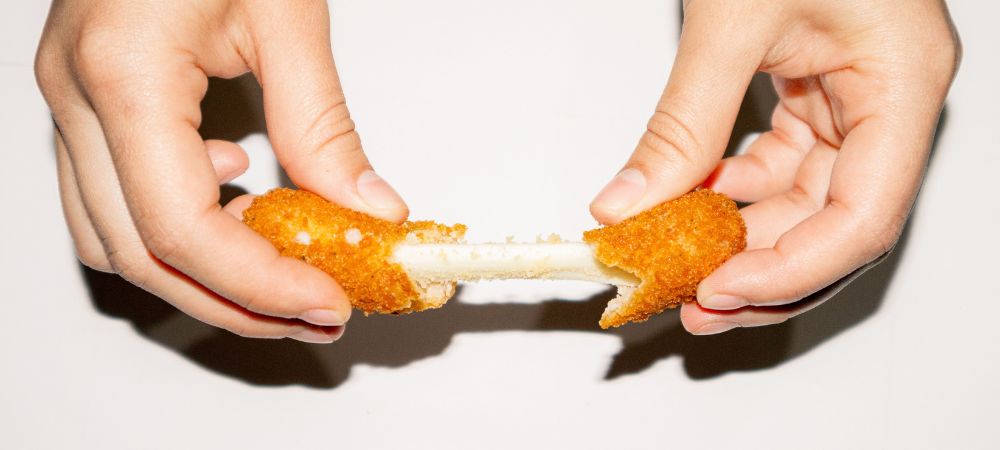 fingers de queso con marihuana recién hecho donde el queso fundido se estira