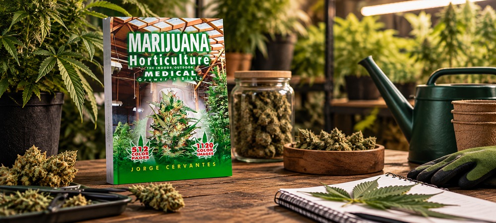 La Biblia del cultivo sobre una mesa de poda y rodeada de plantas de marihuana y cogollos