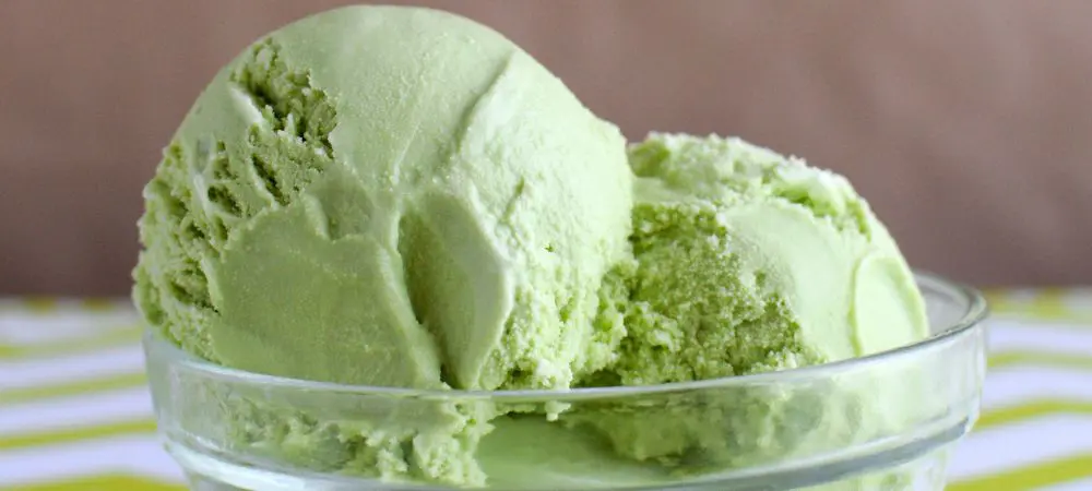 preparazione gelato di marijuana e vaniglia