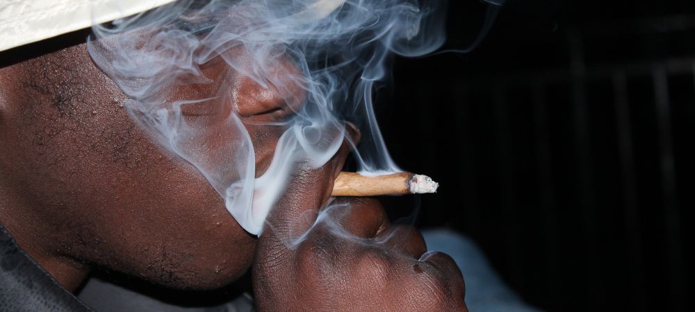 persona fumando un blunt de cannabis 