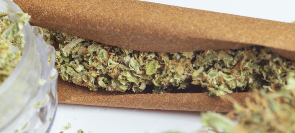 qué es un blunt con cannabis triturado por dentro en primer plano