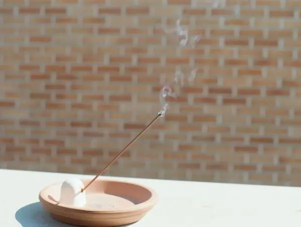 brûler encens pour détruire odeurs