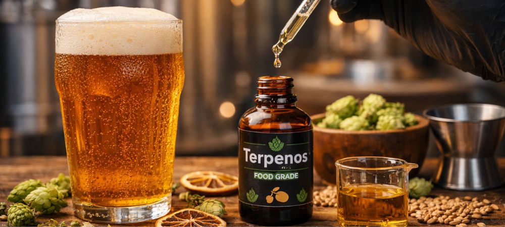 Cerveza artesanal junto a un frasco de terpenos food grade añadidos con cuentagotas, ilustrando cómo los terpenos naturales aportan aromas y sabores a bebidas fermentadas
