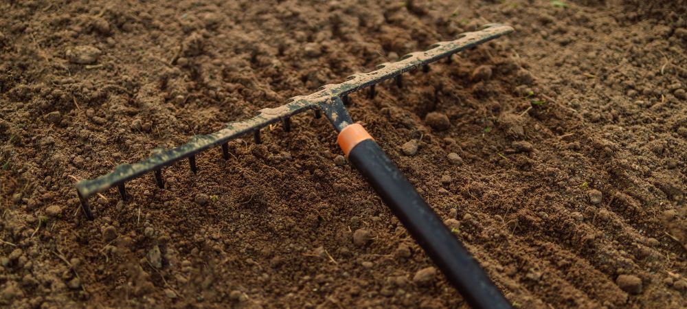 préparer la terre pour la culture de cannabis en extérieur