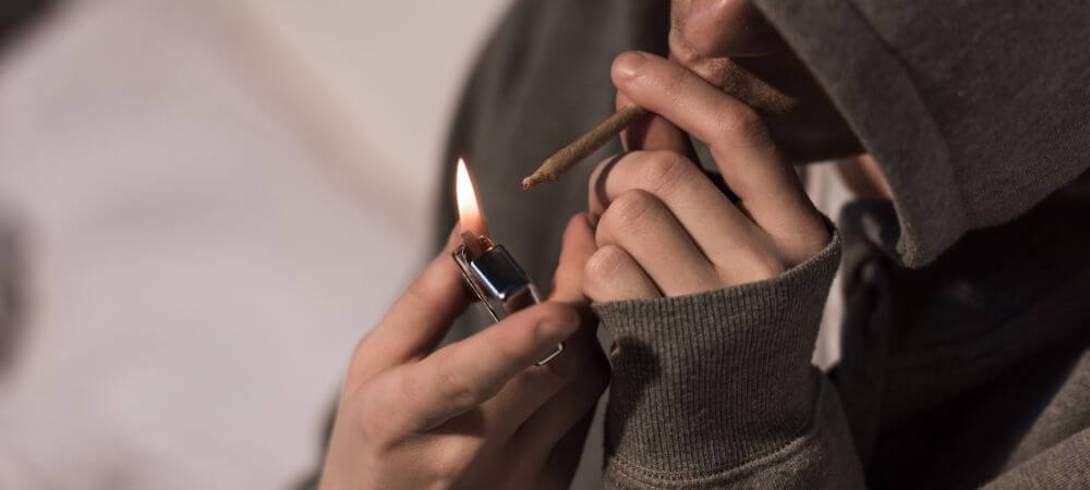 un hombre fumando blunt