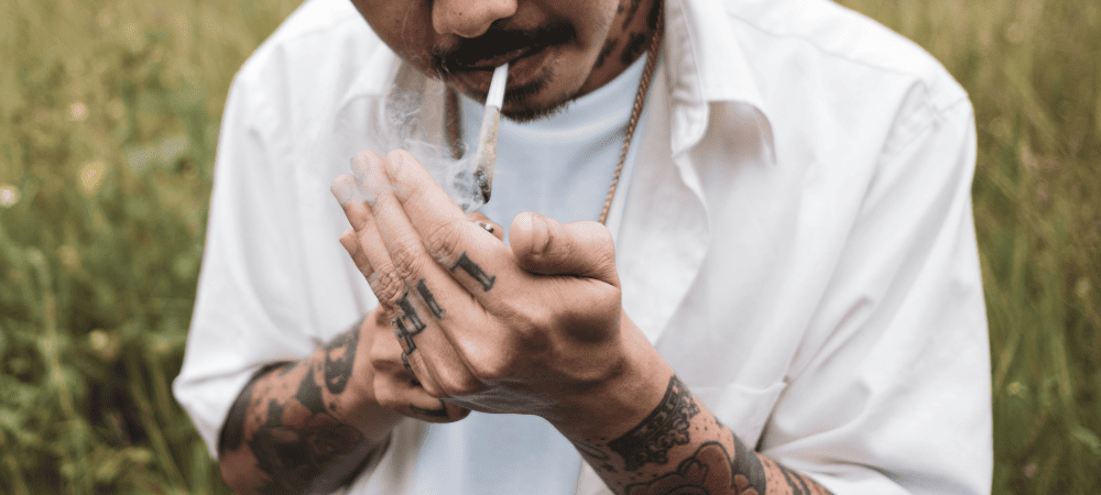 hombre fumando marihuana