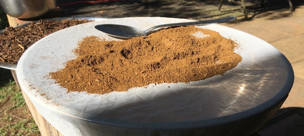 rapé tabaco acabado de moler sobre una mesa de piedra mármol