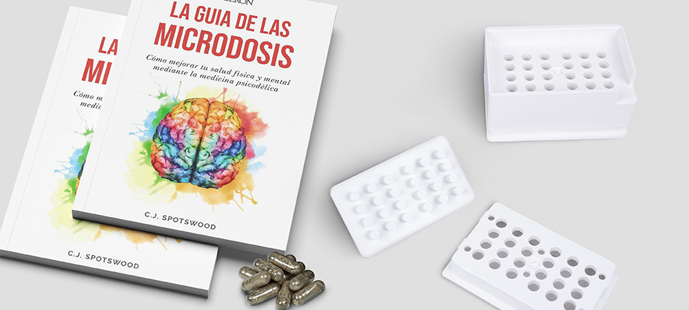 libro de la guía de la microdosis junto a una encapsuladora y unas cápsulas de microdosis