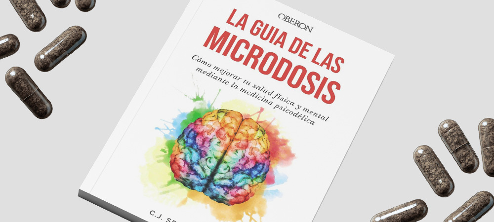 libro la guía de la microdosis de C.J. spotswood que habla sobre la microdosis junto a cápsulas de microdosis