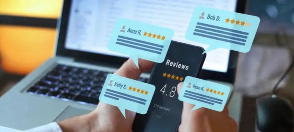 Opiniones y valoraciones de clientes en un móvil y ordenador, ejemplo de reseñas clave para saber cómo comprar CBD online con confianza
