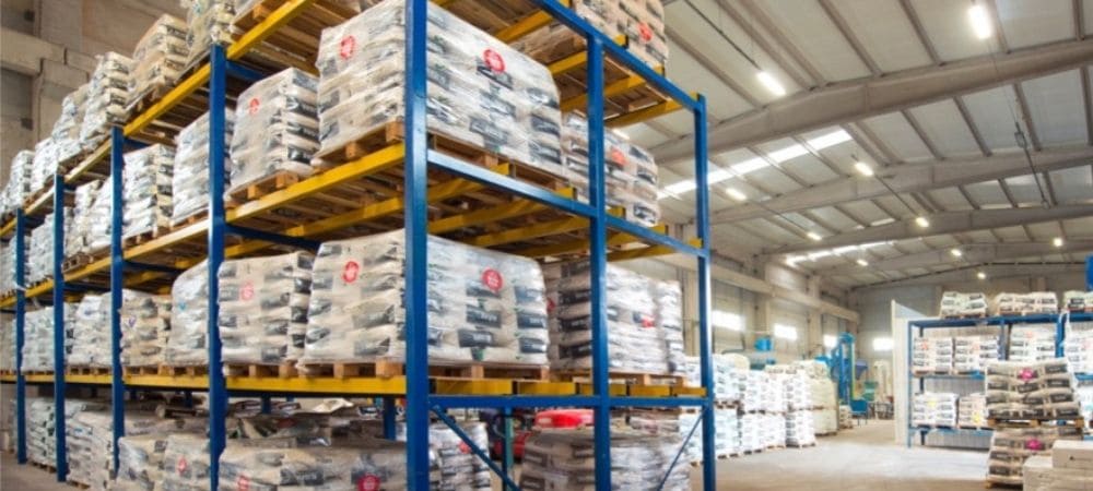 Scaffalature che mostrano come organizzare lo stoccaggio dei fertilizzanti per una conservazione sicura