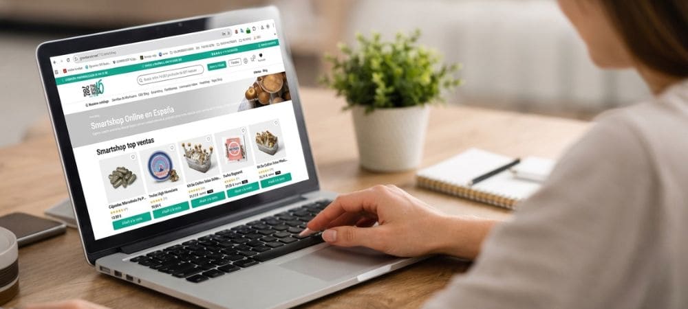 Vista en perspectiva de un portátil con la tienda online Smartshop abierta, resaltando la compra relajada de productos como kits de cultivo y microdosis online
